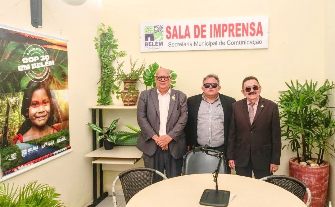 Desembargadores José Torquato e Mairton Carneiro recebidos pelo jornalista Beto Messias (centro)