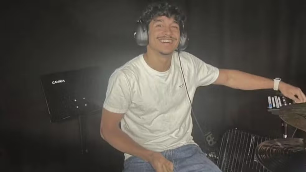 Imagem - Estudante brasileiro detido por agentes de imigração nos EUA é liberado e recebido com festa; assista