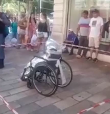 Vídeos que circulam nas redes sociais mostram o momento em que o corpo é retirado de uma calçada por equipes do Samu e do IML