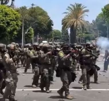 Imagem - Guarda Nacional enfrenta manifestantes horas depois de chegar a Los Angeles por ordem de Trump