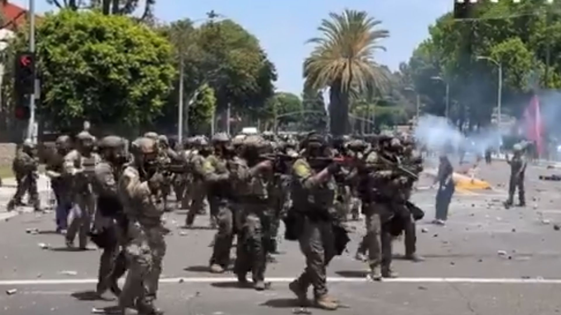 Guarda Nacional enfrentando manifestantes.