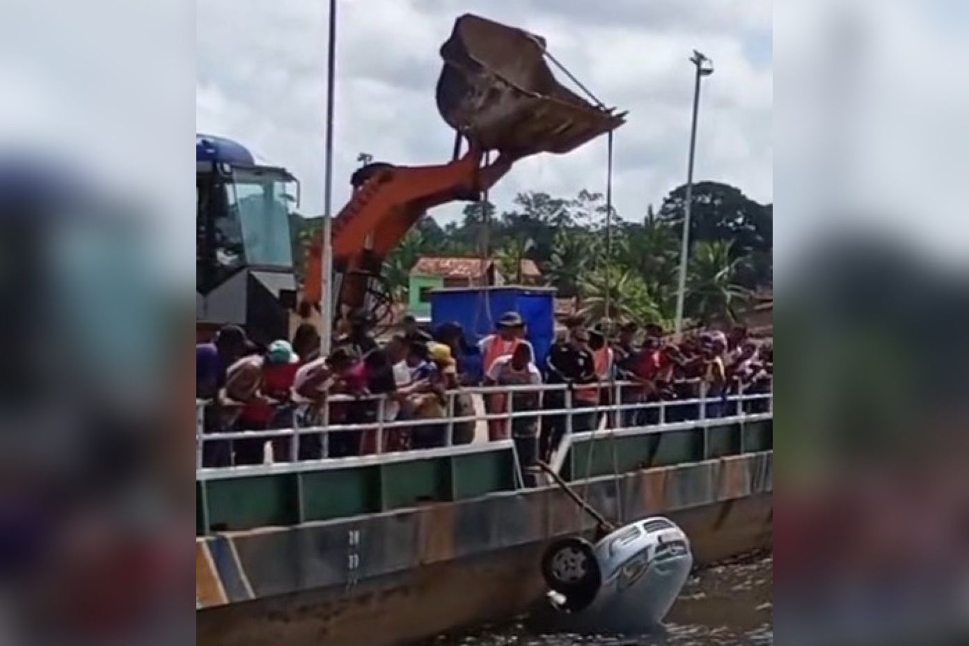 Momento que o carro é retirado do rio.