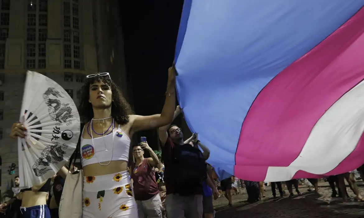 População trans se opõe à nova idade mínima para terapia hormonal.