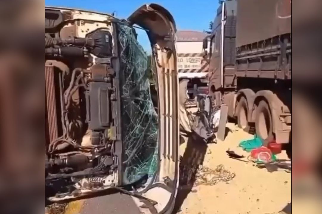 Uma colisão entre duas carretas deixou feridos e assustou moradores de Novo Progresso.