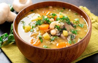 5 sopas ricas em proteína vegetal para o almoço
