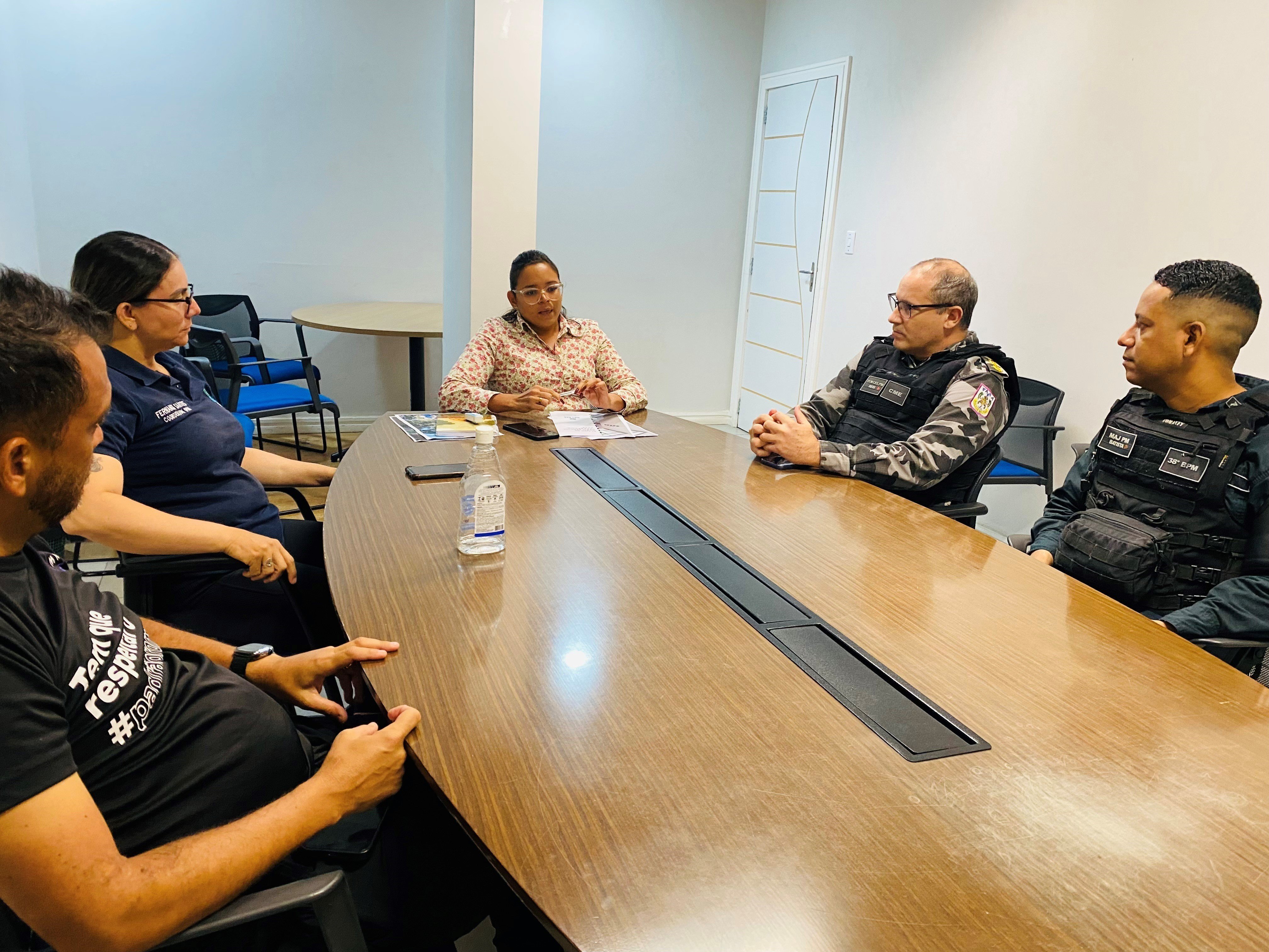 (A reunião teve representantes da Sedcon, Segbel, Polícia Militar, Guarda Municipal e produção do Parárraiá para definir o cadastramento de trabalhadores interessados em atuar nas vendas na área do evento.)