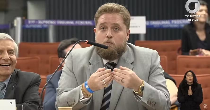 Imagem - Advogado de Augusto Heleno pede para audiência começar mais tarde e Mores dá 'invertida': '9h02, ta bom?'