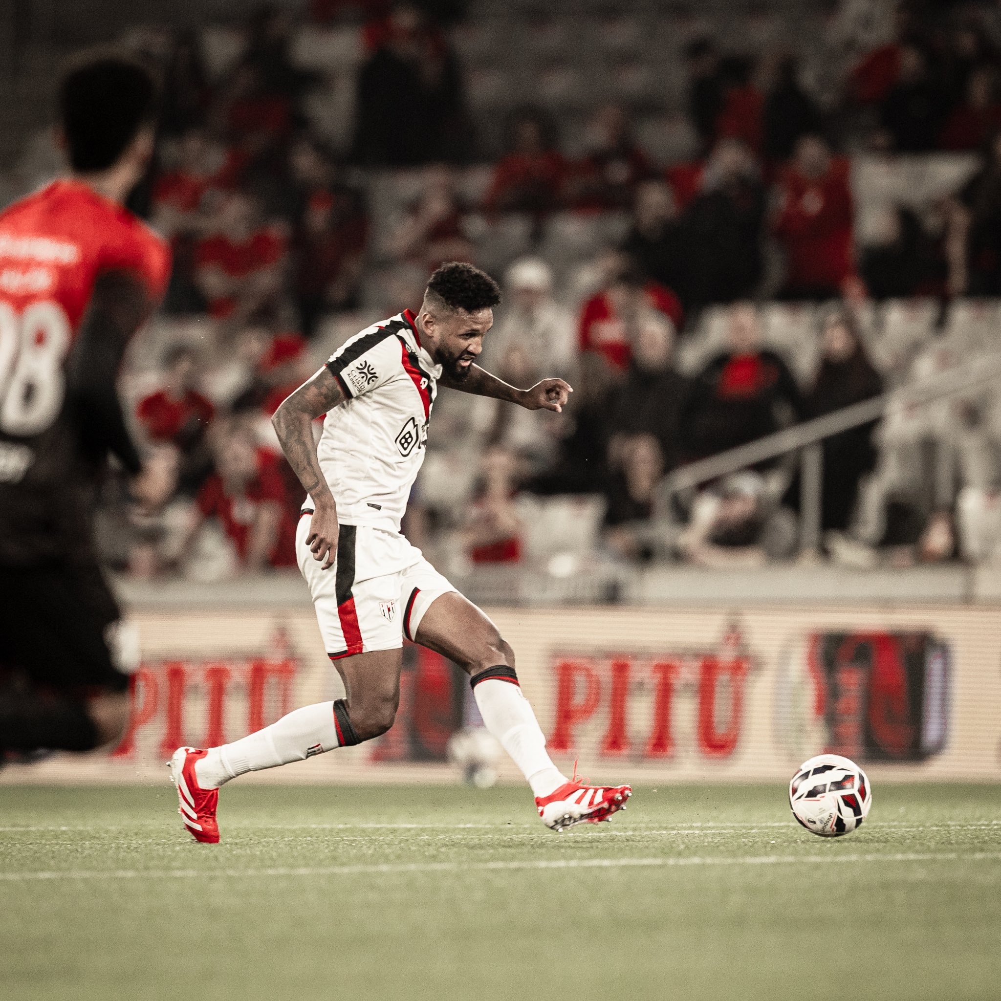 Imagem - Atlético-GO vence Athletico pela primeira vez na Arena da Baixada e respira na Série B