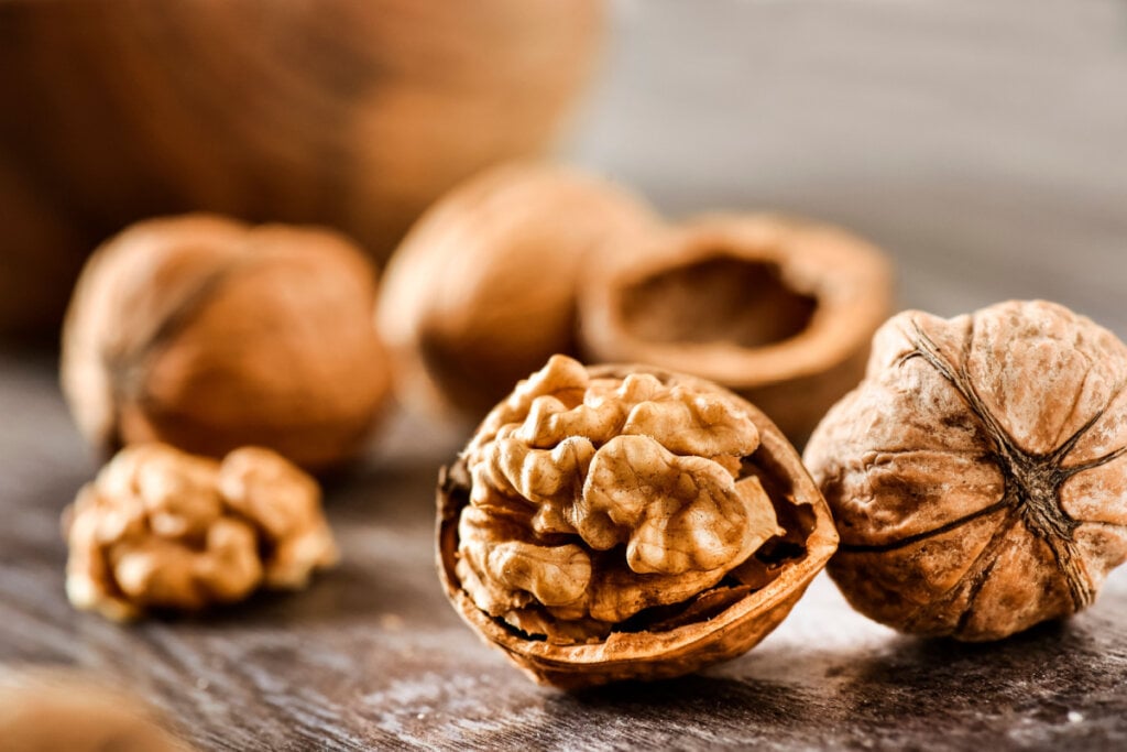 Nozes são uma opção nutritiva e saudável para a perda de gordura abdominal (Imagem: Krasula | Shutterstock)