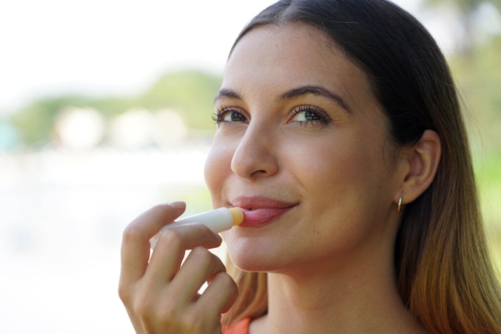O hidratante labial é essencial durante os dias frios, além de dar um efeito mais saudável e bonito para a boca (Imagem: Zigres | Shutterstock)