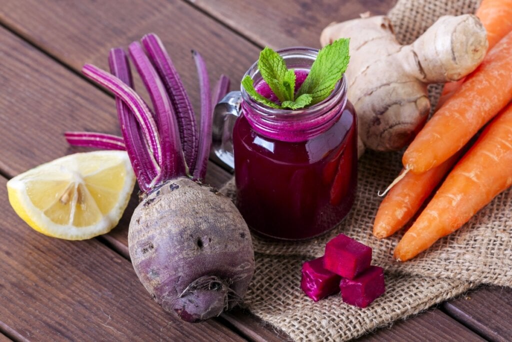 Suco de beterraba, cenoura, gengibre e limão (Imagem: xamnesiacx84 | Shutterstock)