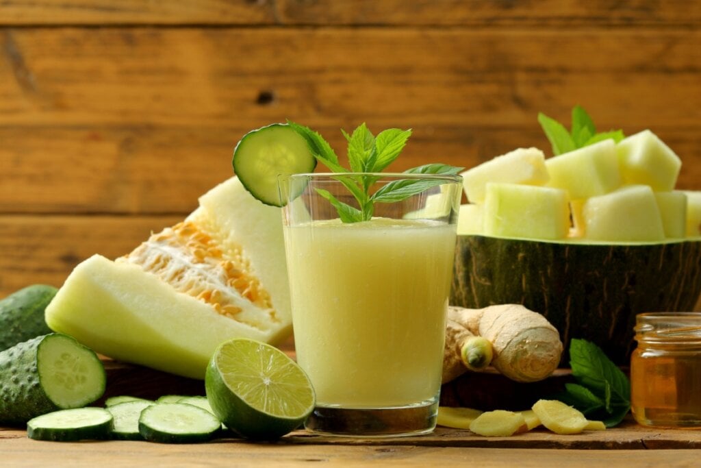 Suco de melão com pepino, gengibre e limão (Imagem: denio109 | Shutterstock)