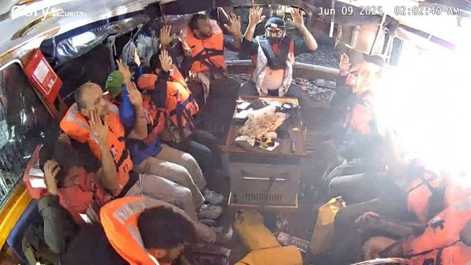 Imagem - Vídeo: militares de Israel interceptam barco com ativistas que estavam a caminho de Gaza