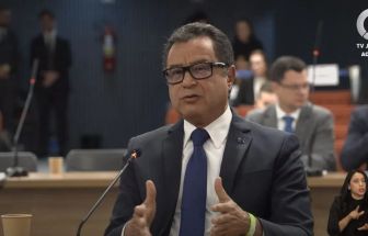 Ex-chefe da Marinha diz com voz embargada não ter passado cargo a sucessor: 'não foi com alegria'; assista