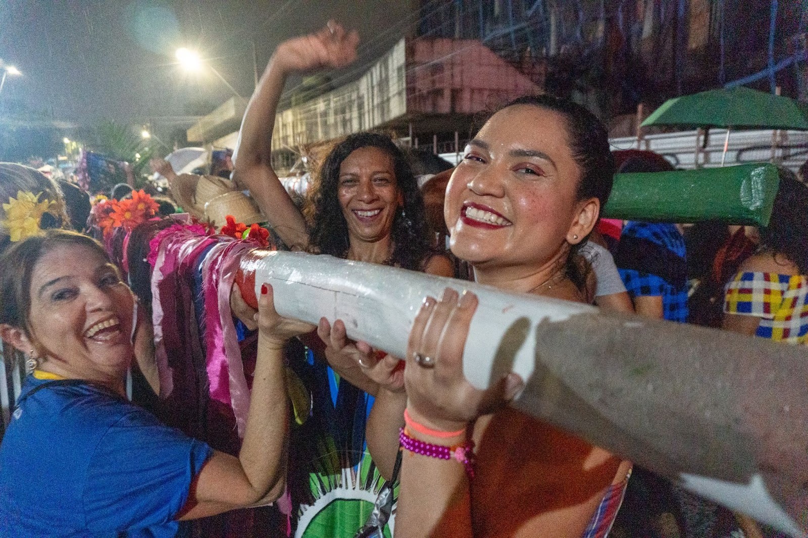 Durante o trajeto, são amarradas fitas coloridas nos mastros, em um gesto coletivo de fé e proteção.