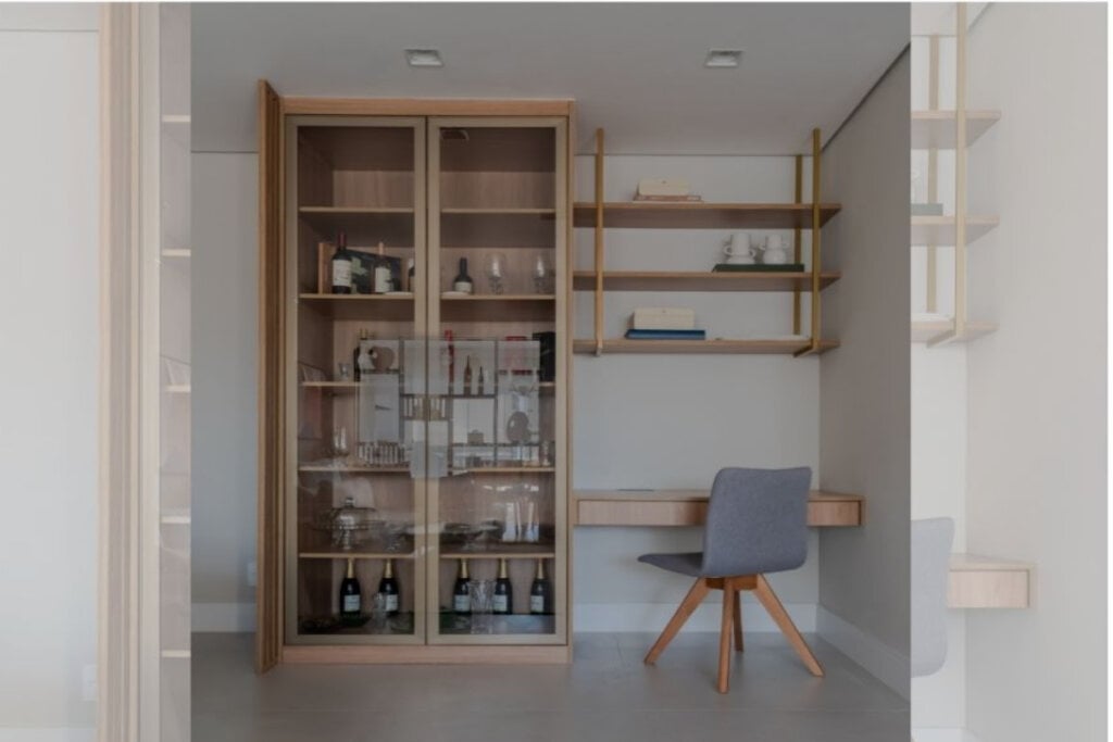 A serralheria pode ser usada para dar sustentação de estantes e prateleiras (Projeto: Mari Milani | Imagem: Erika Urbino)