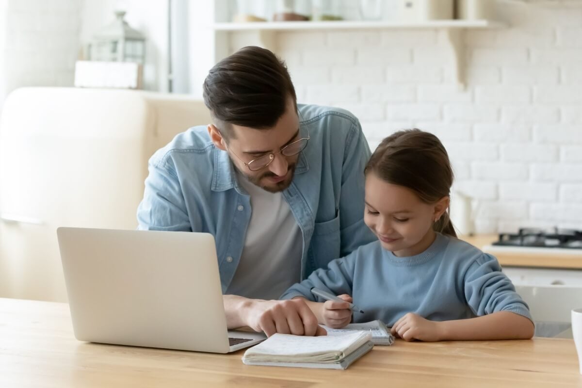 Atitudes simples ajudam a reduzir a ansiedade das crianças com as tarefas escolares (Imagem: fizkes | Shutterstock) 