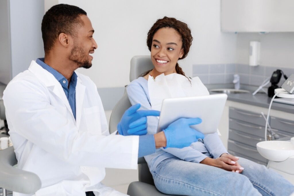 É importante ficar atento aos sintomas e consultar um cirurgião-dentista (Imagem: Prostock-studio | Shutterstock) 