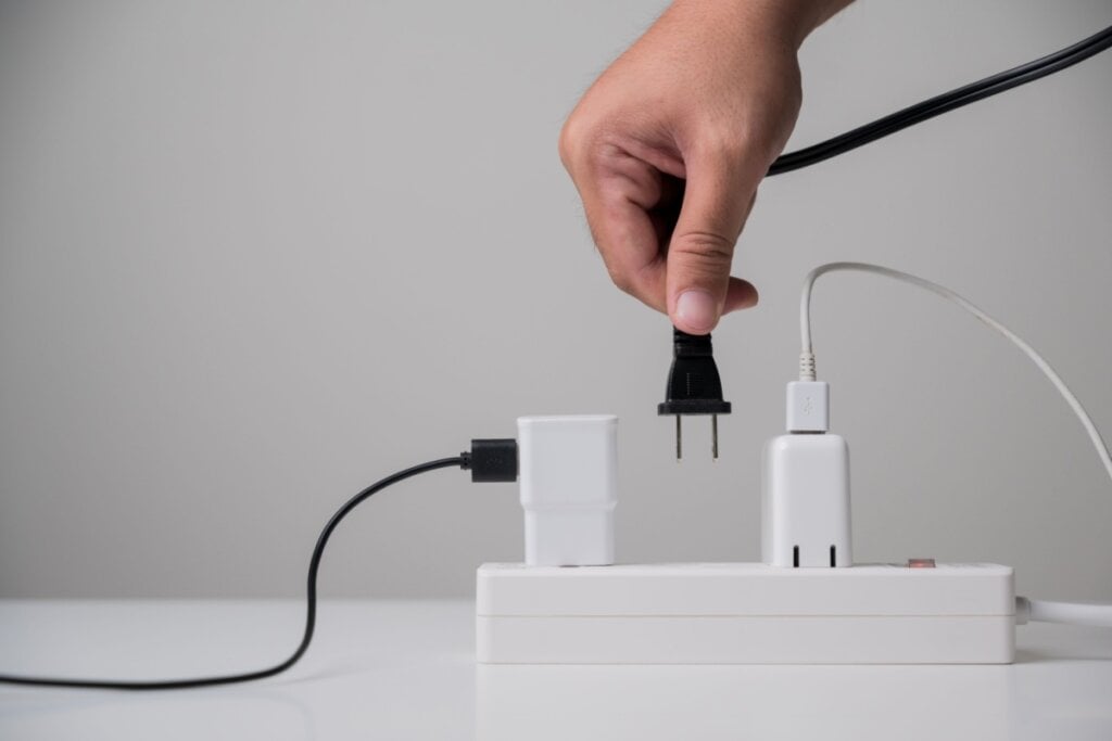 Mesmo não conectado no celular, o carregador pode consumir energia (Imagem: GBJSTOCK | Shutterstock)