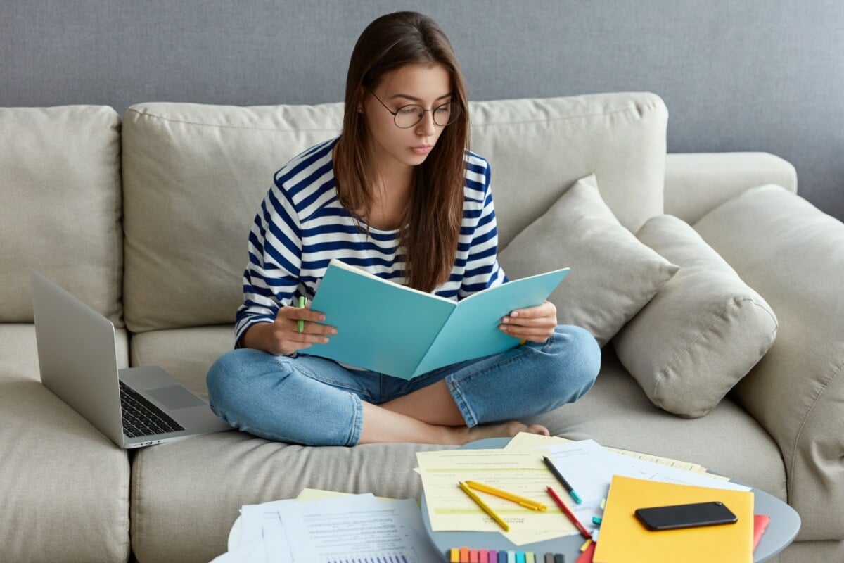 Os vícios de linguagem podem comprometer a clareza da mensagem (Imagem: Cast Of Thousand | Shutterstock)