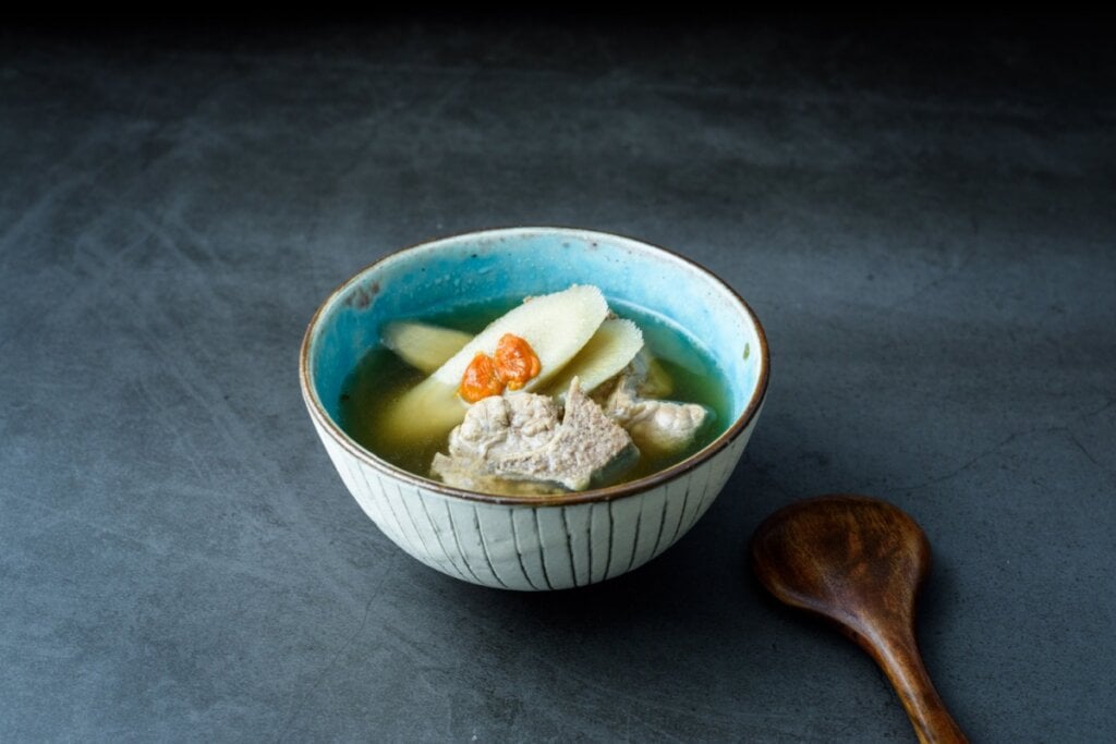 Sopa de inhame com costelinha de porco (Imagem: Marcus Hsieh | Shutterstock)