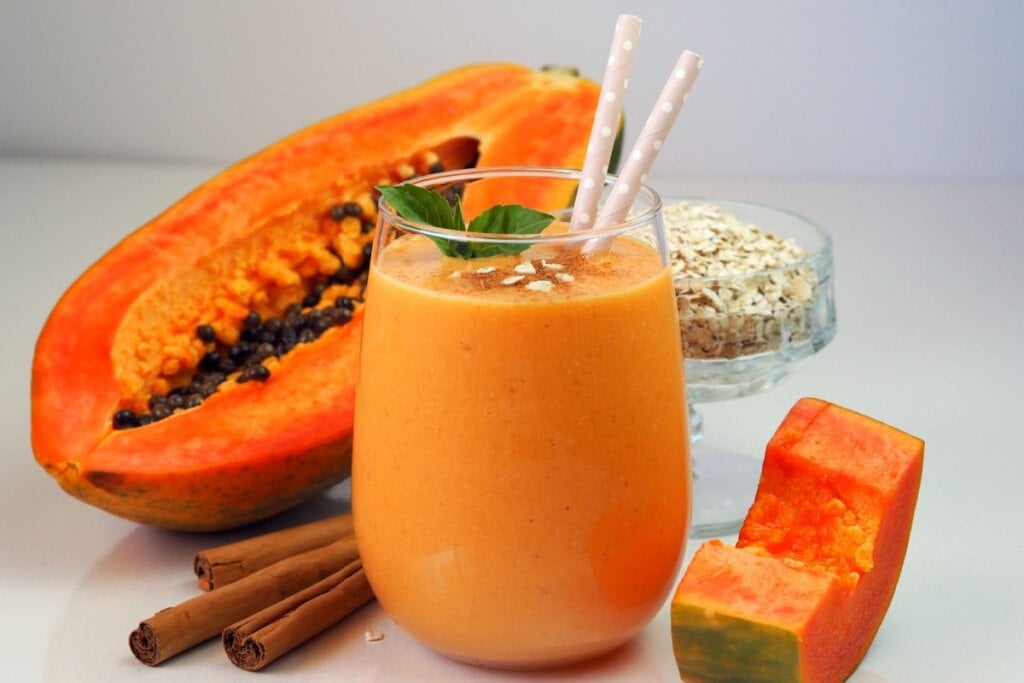 Vitamina de mamão com aveia e canela (Imagem: Nick Alias | Shutterstock)