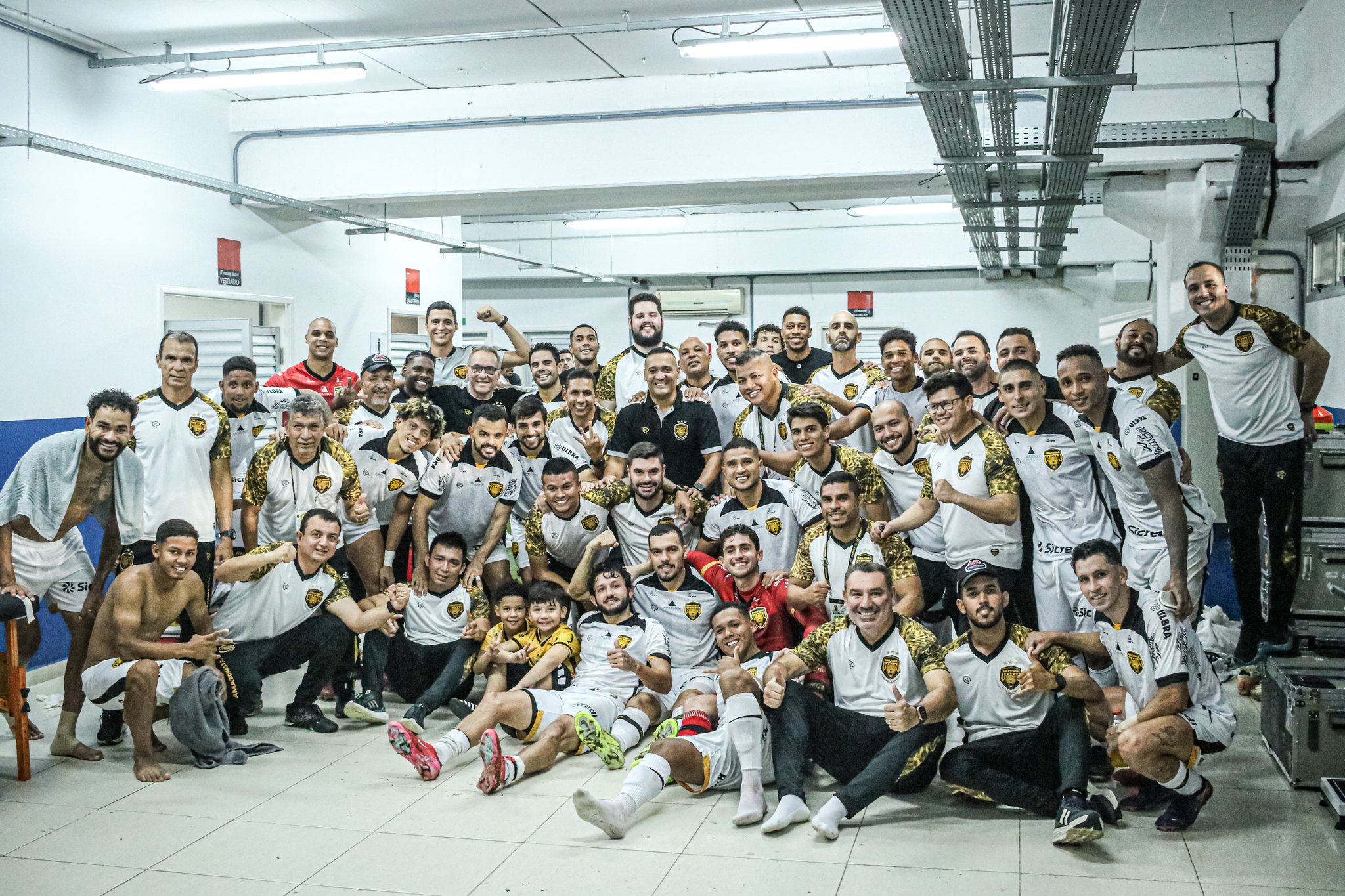 Elenco do Amazonas comemora vitória - 