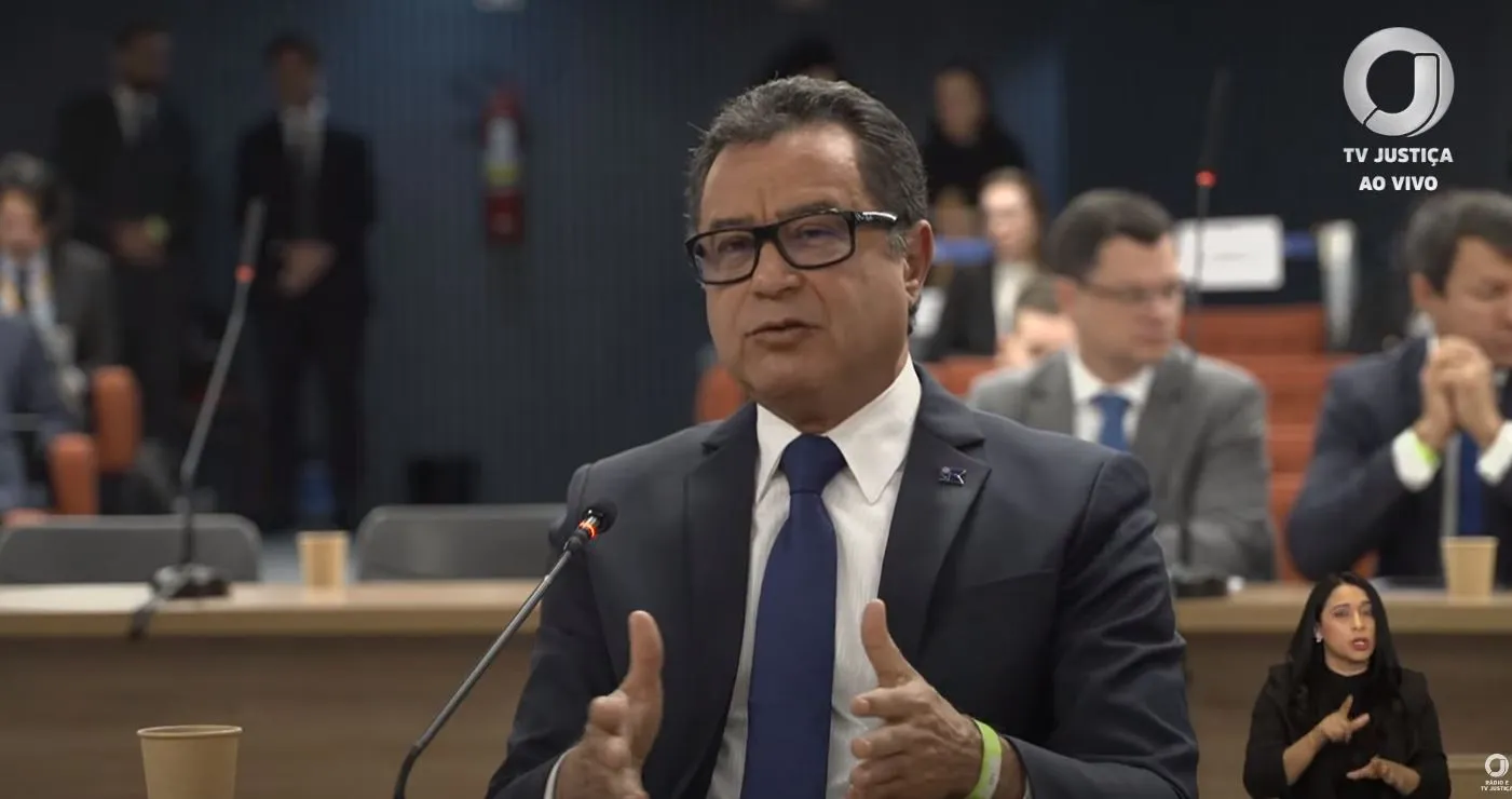 Imagem - Ex-chefe da Marinha diz com voz embargada não ter passado cargo a sucessor: 'não foi com alegria'; assista