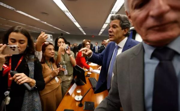 'Moleque é você': Haddad e Nikolas Ferreira batem boca e sessão na Câmara é encerrada; assista