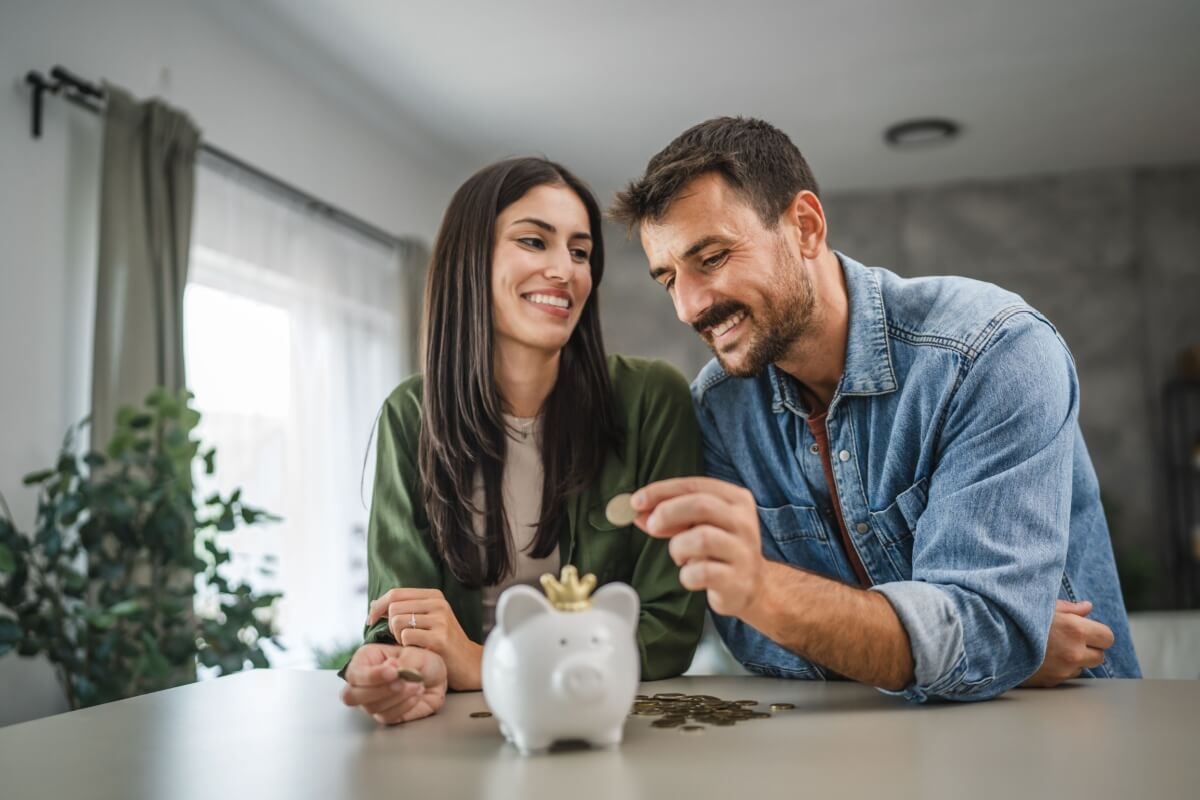 A saúde financeira é essencial para um bom relacionamento (Imagem: Miljan Zivkovic | Shutterstock)