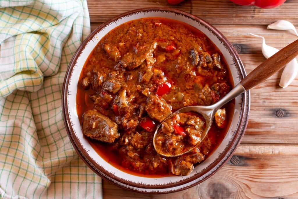Ensopado de carne com cerveja preta (Imagem: Julia Ahanova | Shutterstock)