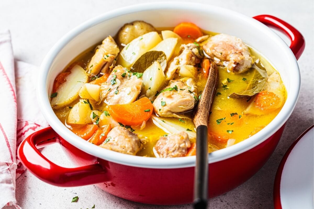 Ensopado de frango (Imagem: Nina Firsova | Shutterstock)