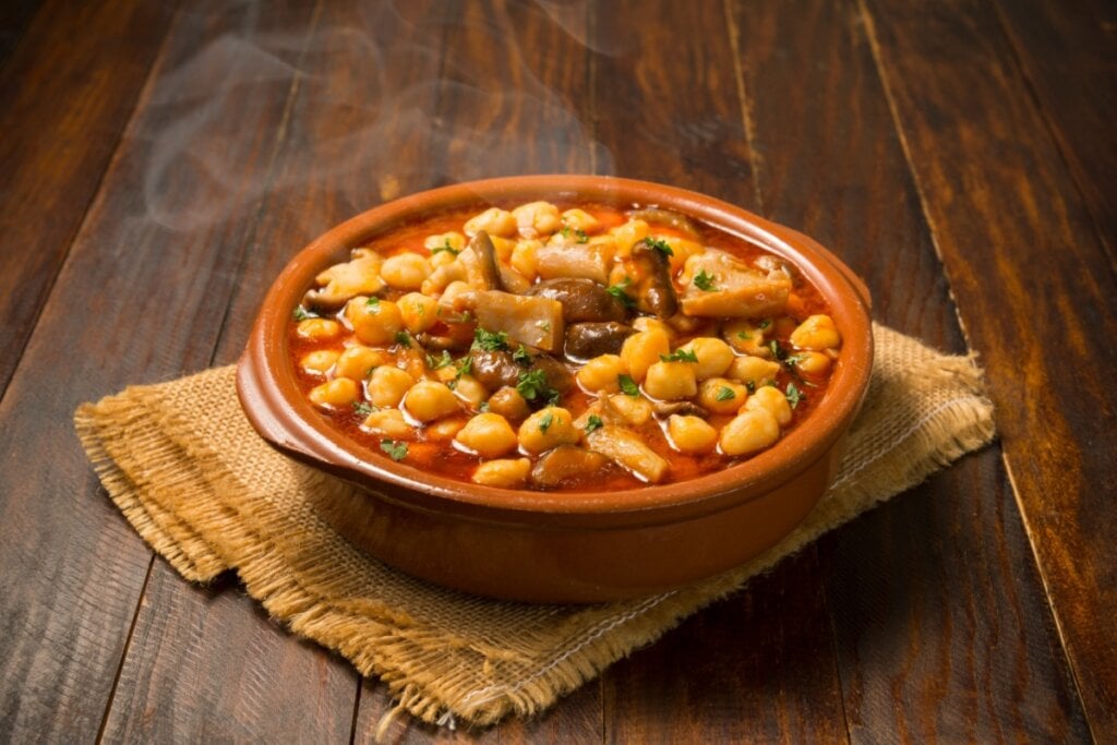 Ensopado de grão-de-bico com cogumelo (Imagem: Studioimagen73 | Shutterstock)