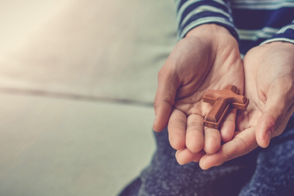 São Barnabé era conhecido por ser um homem generoso que ajudava os mais necessitados, demonstrando a caridade propagada por Cristo (Imagem: Nattapat.J | Shutterstock)