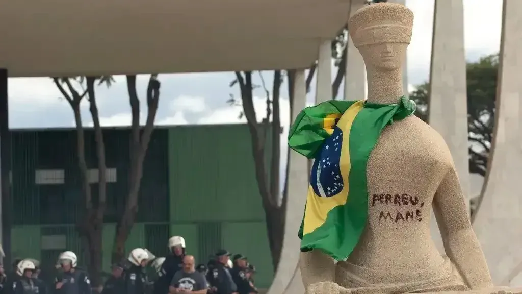 Estátua da Justiça, em frente ao Supremo Tribunal Federal (STF), pichada -