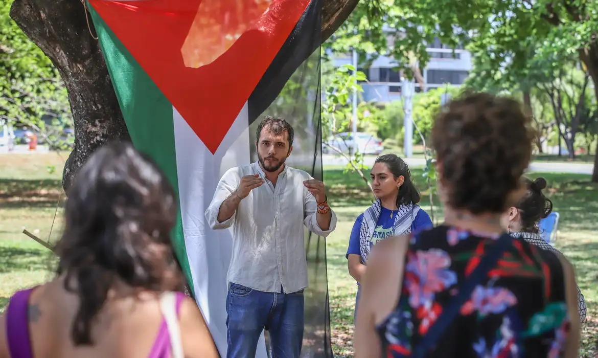 O ativista brasileiro Thiago Ávila, de 38 anos, pode ser deportado de Israel até esta quinta-feira (12).