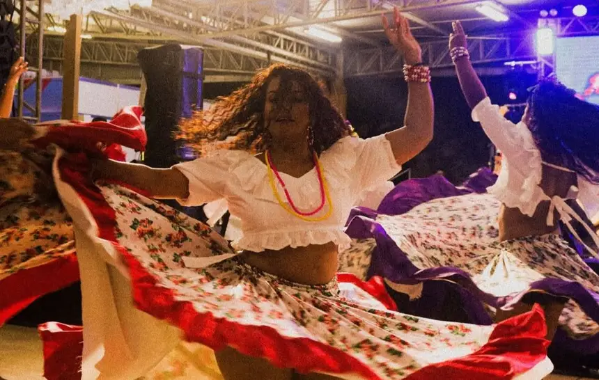 (O Teatro Margarida Schivasappa se transforma em palco para grandes espetáculos, com apresentações dos Pássaros Juninos e Cordões. Nos dias 13 a 15, 20 a 22 e 27 a 29 de junho, 18 grupos passam pelo teatro.)