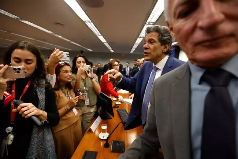 Imagem - 'Moleque é você': Haddad e Nikolas Ferreira batem boca e sessão na Câmara é encerrada; assista