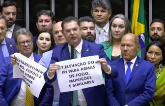 Após bate-boca com Haddad, oposição leva cartazes ao plenário contra ministro