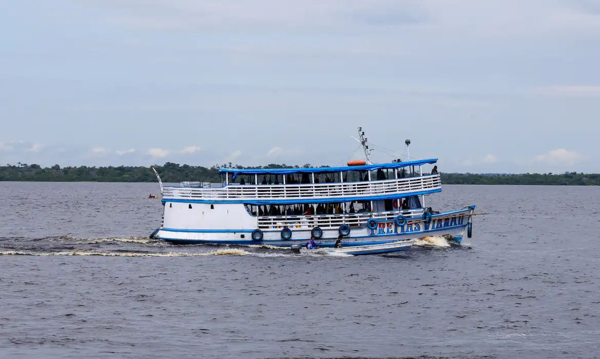 (A ação quer impedir a oferta de 47 blocos para exploração de petróleo e gás na bacia da foz do Rio Amazonas. O MPF defende que sejam cumpridas medidas previstas na legislação socioambiental.)