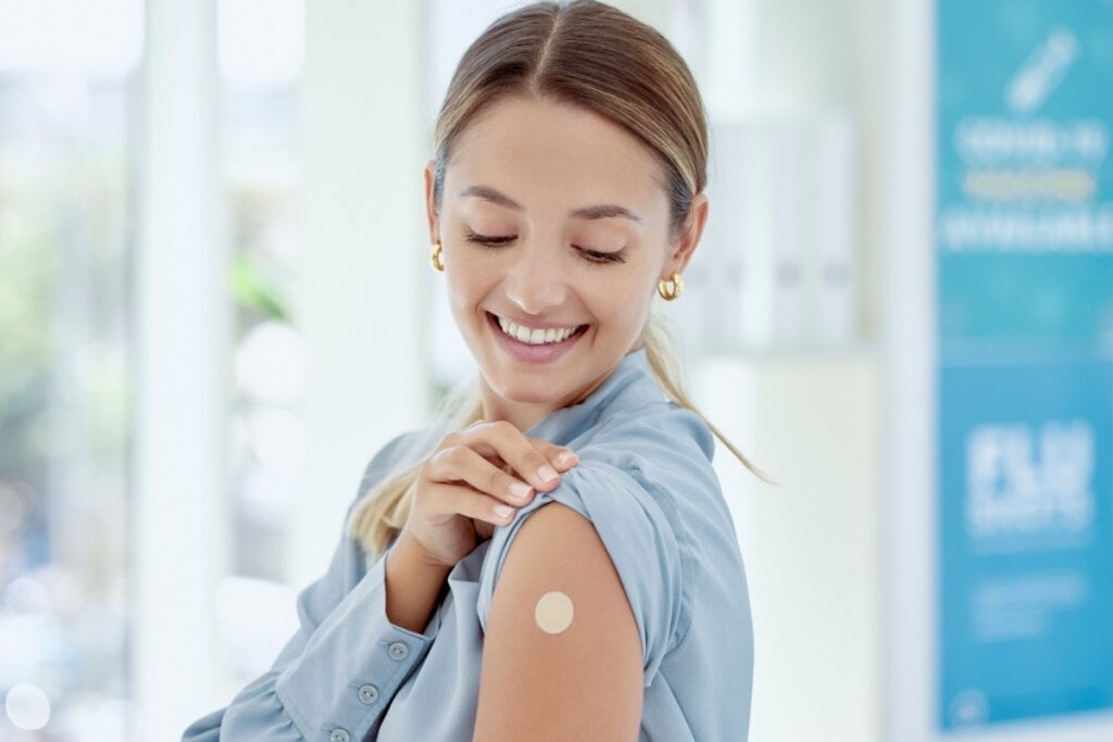 Algumas vacinas precisam ser reforçadas na fase adulta (Imagem: PeopleImages.com &#8211; Yuri A | Shutterstock)