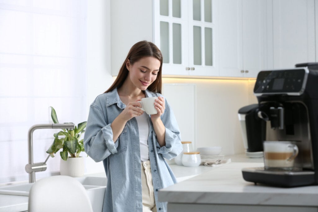 É importante, de tempos em tempos, se levantar da cadeira para caminhar um pouco, seja para tomar um café ou respirar um ar fresco (Imagem: New Africa | Shutterstock)