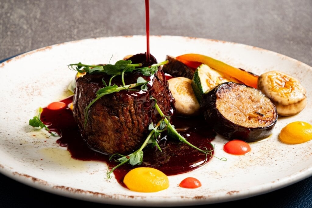 Filé-mignon com vegetais grelhados (Imagem: Shebeko | Shutterstock) 