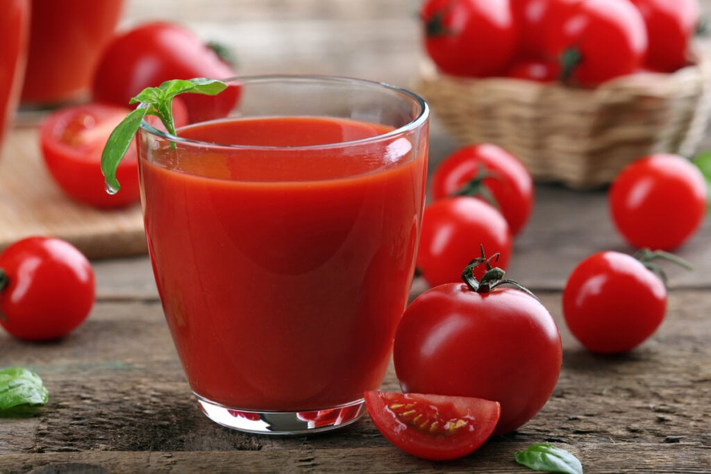 Suco de tomate detox para ajudar a combater a gordura (Imagem: Africa Studio| Shutterstock)