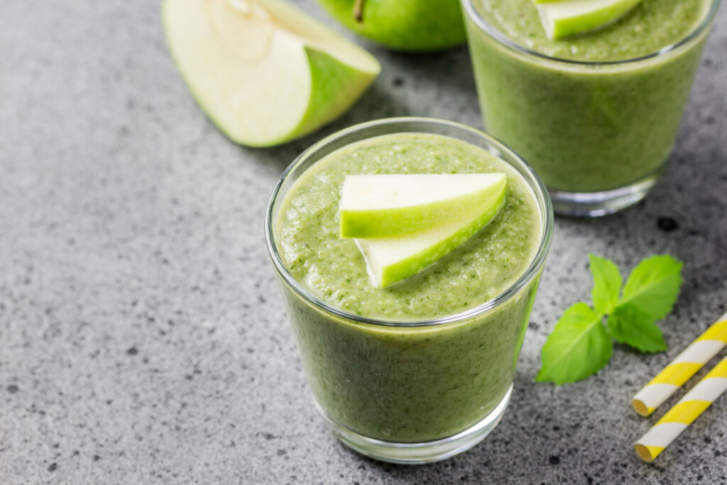 Suco verde com ora-pro-nóbis (Imagem: Irina Rostokina | Shutterstock)