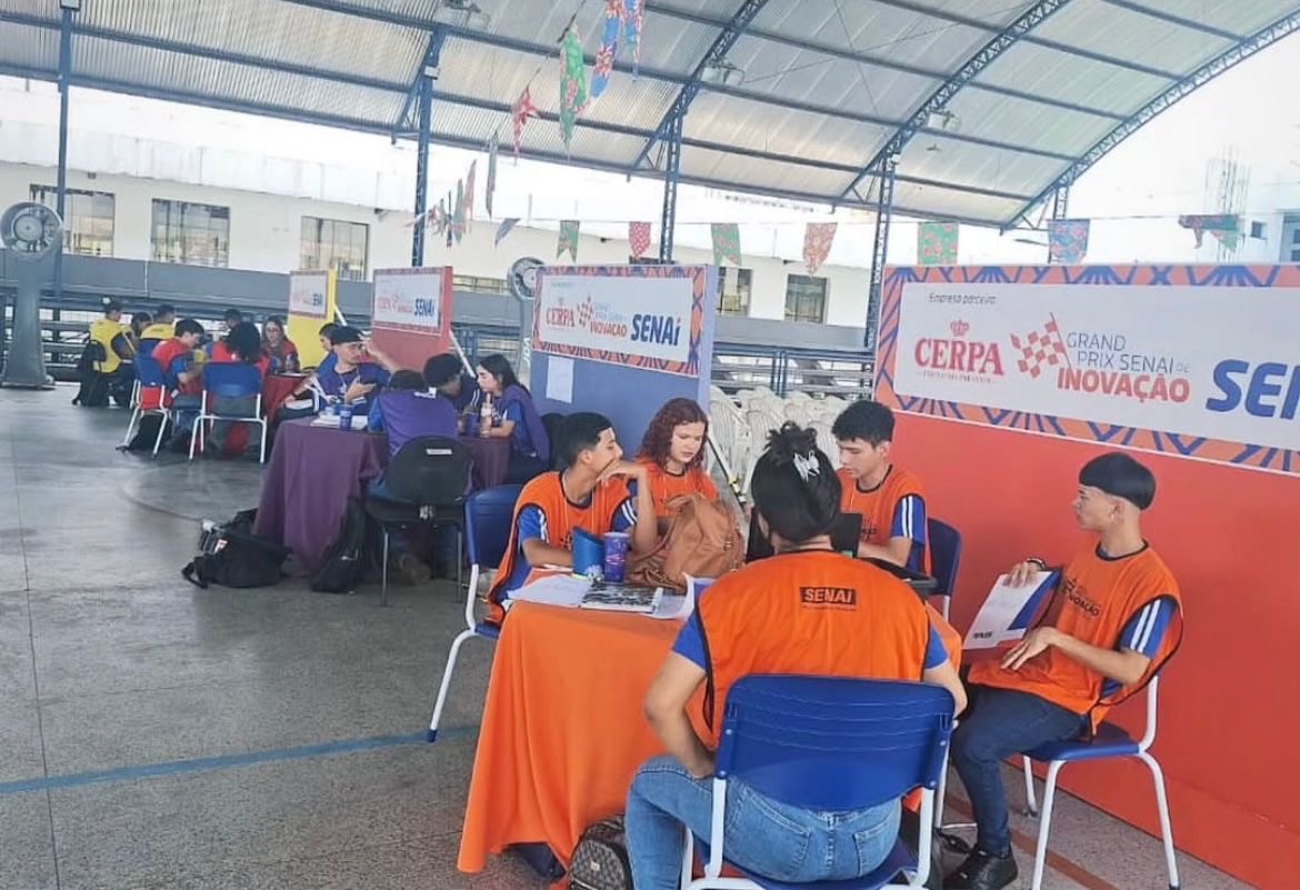 Mais de trinta estudantes, divididos em equipes, desenvolveram soluções inovadoras para problemas reais do setor industrial.

