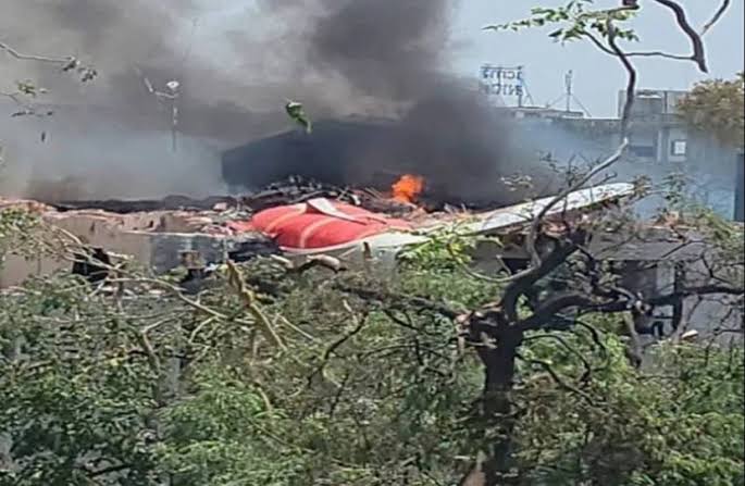 Imagem - Vídeo: avião com mais de 240 pessoas cai na Índia e deixa ‘muitos mortos’, diz ministro