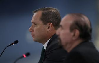 Mauro Cid depõe à PF sobre plano para obter passaporte português; defesa diz que prisão foi revogada