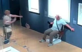 Turista quebra ‘cadeira de Van Gogh’ feita com cristais ao posar para foto em museu da Itália