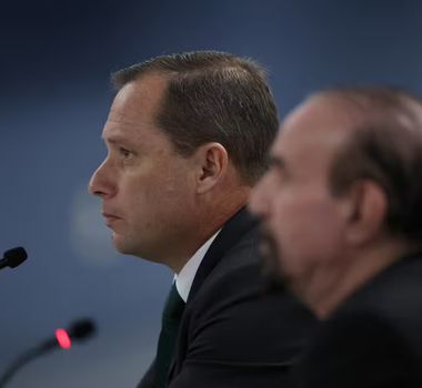 Imagem - Mauro Cid depõe à PF sobre plano para obter passaporte português; defesa diz que prisão foi revogada